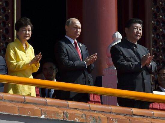 朴槿惠当年也曾经站在第二大国的阅兵式台上