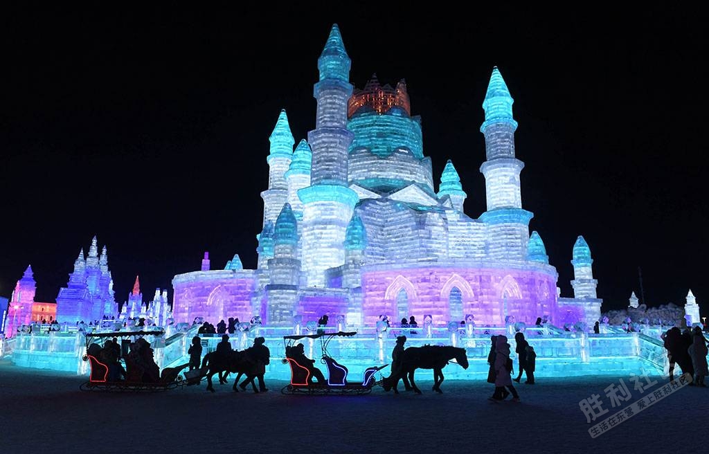 ======ice and snow festival kicks off in harbin(哈尔滨冰雪节开幕