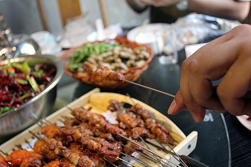 兄弟干杯吃烧烤网友齐聚乐逍遥胜利社区霸王餐第三期兄弟干杯完美落幕