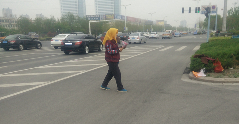 东营_===穿梭车流 发传单,一天能挣 多少钱?=