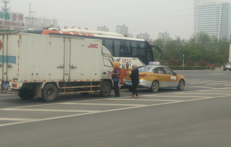 东营_===穿梭车流 发传单,一天能挣 多少钱?=