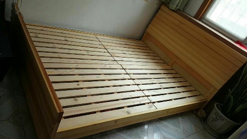 转让一张一米五的纯木床和一个纯木书橱带连体桌长1米 .