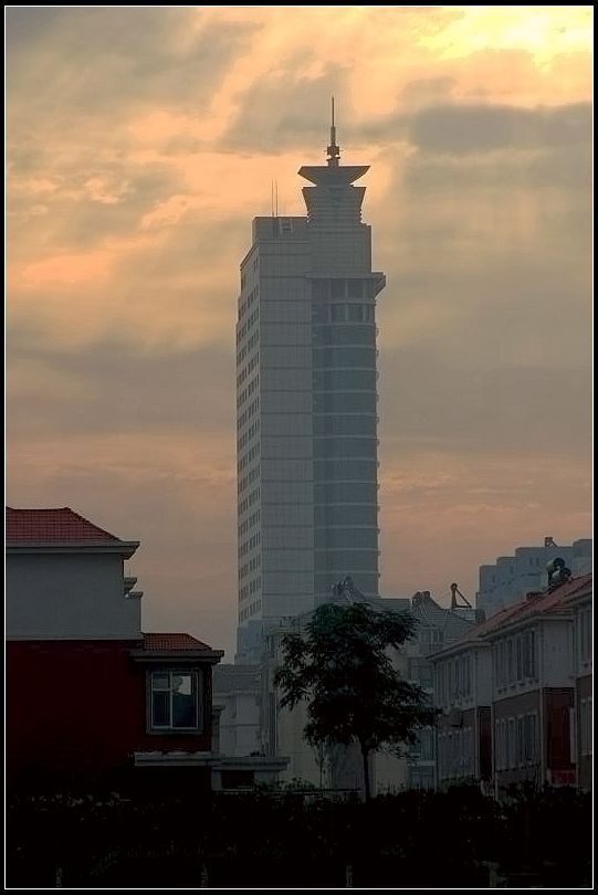 看看东赵大厦后面有早霞!