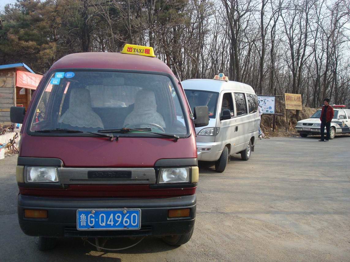 下山可以走九龙盘,也可以坐出租车,一车30元,坐7,8个人.